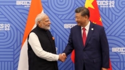 Perdana Menteri India Narendra Modi berjabat tangan dengan Presiden China Xi Jinping sebelum pertemuan mereka di sela-sela KTT BRICS di Kazan, Rusia, 23 Oktober 2024. (Biro Informasi Pers India/Handout via REUTERS)