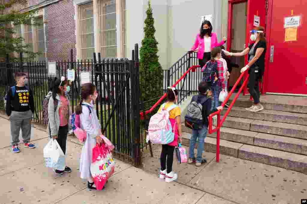 گروهی از دانش آموزان در شهر نیویورک در صف ورود به مدرسه هستند. نیویورک که در دوران کرونا تعداد زیادی مرگ را ثبت کرده بود از این هفته برخی مدارس را بازگشایی کرد. 