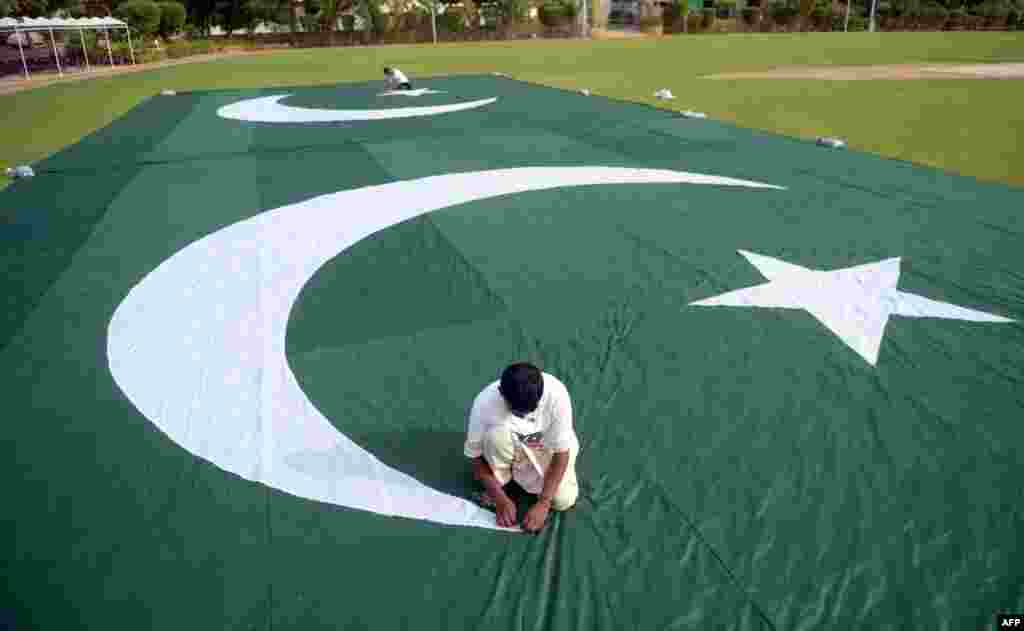 Pakistani workers make a huge national flag ahead of forthcoming celebrations of the country&#39;s Independence Day in Karachi.&nbsp; Pakistan will celebrate its Independence Day on August 14.
