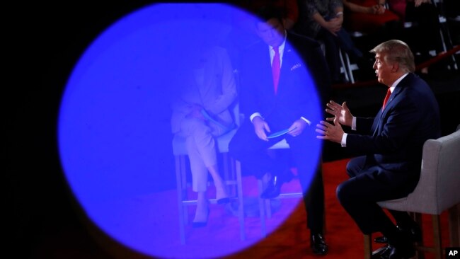 En esta foto de archivo del 5 de marzo de 2020, el presidente Donald Trump habla durante una presentación en FOX News Channel, co-moderada por el principal presentador político de la cadena, Bret Baier de Special Report y la presentadora de The Story , Martha MacCallum, en Scranton, Pensilvania.