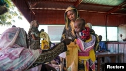 Seorang perempuan bersama bayinya tampak berada di kamp pengungsian Zamzam, di utara Darfur, Sudan, pada Januari 2024. (Foto: MSF/Mohamed Zakaria/Handout via Reuters)