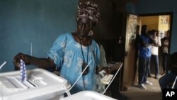 총선 투표를위해 투표장을 찾은 유권자들