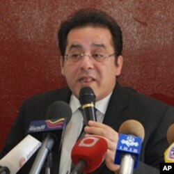 Opposition leader Ayman Nour speaks to reporters at a press conference in Cairo, Egypt (file)