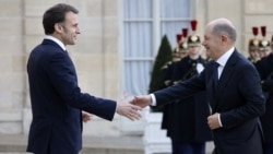 Presiden Prancis Emmanuel Macron menyambut Kanselir Jerman Olaf Scholz sebelum pertemuan puncak informal para pemimpin Eropa untuk membahas situasi di Ukraina dan keamanan Eropa di Istana Kepresidenan Elysee di Paris, Senin 17 Februari 2025.