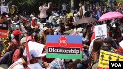 စစ်အာဏာသိမ်းမှု ဆန့်ကျင် ဆန္ဒပြနေသူများ။ (ဖေဖော်ဝါရီ ၂၀၊ ၂၀၂၁။ ဓာတ်ပုံ - ဗွီအိုအေမြန်မာပိုင်း)