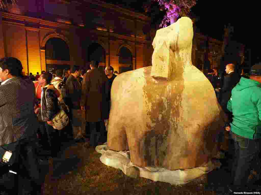 The colossus discovered recently in Matarya almost certainly depicts Psamtek I, who ruled Egypt between 664 and 610 B.C., on display in the garden of the Egyptian Museum in Cairo, March 16, 2017. (H. Elrasam/VOA)