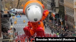 Balon Astronaut Snoopy melayang di atas kerumunan selama Parade Hari Thanksgiving Macy ke-93 di Manhattan, New York, AS, 28 November 2019. (Foto: REUTERS/Brendan Mcdermid)
