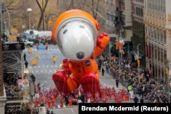 Balon Astronaut Snoopy melayang di atas kerumunan selama Parade Hari Thanksgiving Macy ke-93 di Manhattan, New York, AS, 28 November 2019. (Foto: REUTERS/Brendan Mcdermid)
