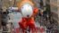 Balon Astronaut Snoopy melayang di atas kerumunan selama Parade Hari Thanksgiving Macy ke-93 di Manhattan, New York, AS, 28 November 2019. (Foto: REUTERS/Brendan Mcdermid)