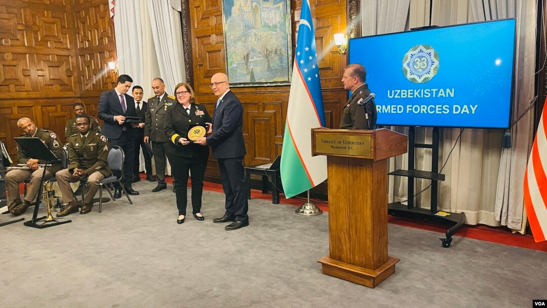 AQSh Mudofaa vazirligida Markaziy Osiyo bo'yicha mutasaddilardan biri, kontr-admiral Erin Osborn O'zbekiston elchisi Furqat Sidiqovdan esdalik sovg'a olmoqda, Vashington, 31-yanvar, 2025