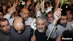 48 người Iran được phe nổi dậy Syria trả tự do tại một khách sạn ở Damascus, ngày 9/1/2013.