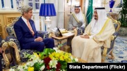Ngoại trưởng Hoa Kỳ John Kerry nói chuyện với Vua Salman của A-rập Xê-út sau khi đến Jeddah, 25/8/2016.