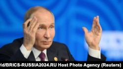 Ruski predsjednik Vladimir Putin reaguje tokom konferencije za novinare na samitu BRICS-a u Kazanju, 24. oktobra 2024.