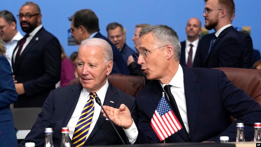 Predsjednik SAD Džo Bajden i generalni sekretar NATO- Jens Stoltenberg tokom samita alijanse u Viljnusu, u julu 2023. Pentagon je potvrdio da je jedan njihov zvaničnik imao simptome slične onima koje su prijavljivale osobe sa "Havana sindromom". (Foto: AP/Pavel Golovkin)