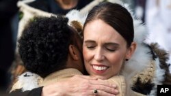 Jacinda Ardern embrassant un membre de la communauté musulmane, cérémonie en mémoire des victimes de Christchurch, la Nouvelle-Zélande, le 29 mars 2019