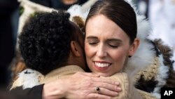 PM Selandia Baru Jacinda Ardern memeluk salah seorang anggota komunitas Muslim pada peringatan penembakan massal di kota Christchurch yang diadakan di Hagley Park, 29 Maret lalu. 