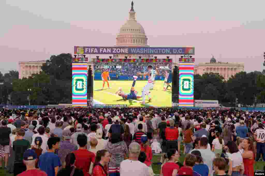 2026년 7월 1일 미국 워싱턴 D.C. 내셔널 몰에 모인 사람들이 대형 스크린으로 2026년 FIFA 월드컵 32강 미국 대 보스니아 헤르체고비나 경기를 보고 있다. 뒤로 연방의사당이 보인다.