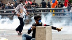 ထိုင်းဝန်ကြီးချုပ် နုတ်ထွက်ဖို့ ဆန္ဒပြသူတွေ မျက်ရည်ယိုဗုံးနဲ့ ရာဘာကျည်သုံး ဖြိုခွင်းခံရ