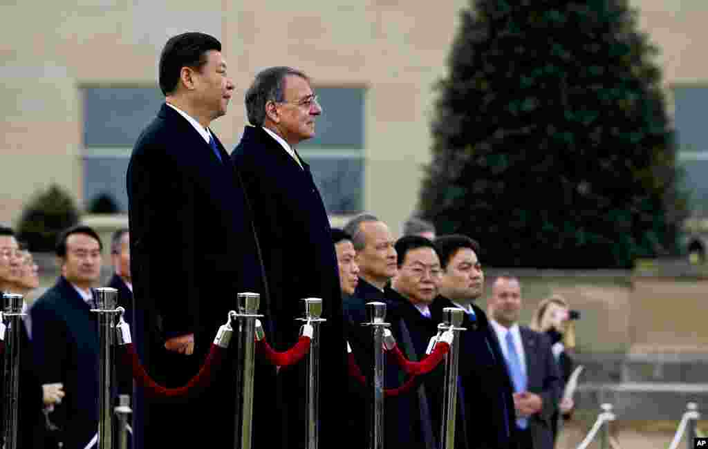 2012年2月14号，中国国家副主席习近平访美，美国防部长帕内塔(右)在五角大楼主持最高规格的欢迎仪式。