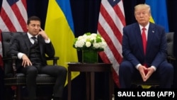 Володимир Зеленски, претседател на Украина (лево) и Доналд Трамп, републикански претседателски кандидат и поранешен претседател на САД (десно). 