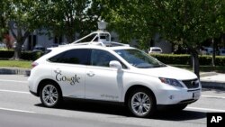 Mobil self-driving buatan Google melakukan ujicoba dekat Museum Sejarah Komputer di Mountain View, Calif, 14 Mei 2014. (Foto: dok.)
