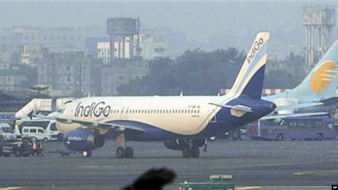 Sebuah pesawat milik maskapai IndiGo di landasan pesawat bandara Chhatrapati Shivaji, Mumbai, India (Foto: dok).