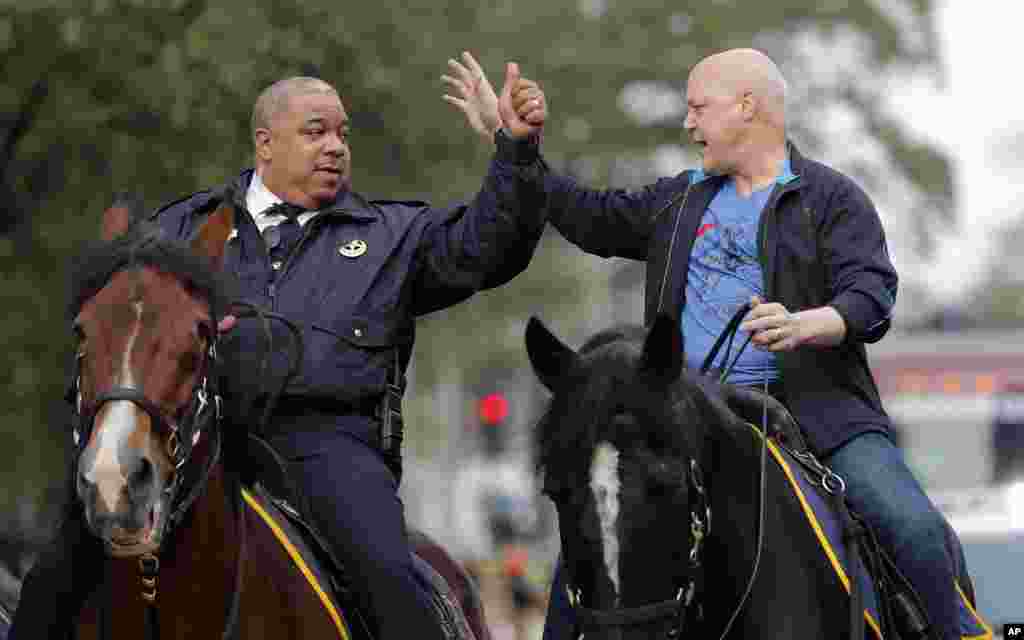 El alcalde de Nueva Orleáns, Mitch Landrieu, a la derecha, y el jefe de policía, Michael Harrison, cabalgan al comienzo del desfile de Krewe of Zulu el día del Mardi Gras, el martes 13 de febrero de 2018. (AP Photo / Gerald Herbert)