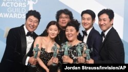 Kang-Ho Song, from left, Park So-dam, Bong Joon-ho, Jang Hye-jin, Choi Woo-shik, and Lee Sun Gyun pose with the award for outstanding performance by a cast in a motion picture for "Parasite" at the 26th annual Screen Actors Guild Awards, Jan. 19, 2020.