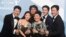 Kang-Ho Song, desde la izquierda, Park So-dam, Bong Joon-ho, Jang Hye-jin, Choi Woo-shik, y Lee Sun Gyun posancon el premio por mejor actuación por un elenco en "Parasite" en la 26 entrega anual de los premios SAG el 19 de enero de 2020.
Format: JPG