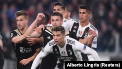 Des joueurs de la Juventus et ceux de l'Ajax Amsterdam lors d'un match Champions League, Italie, le 16 avril 2019