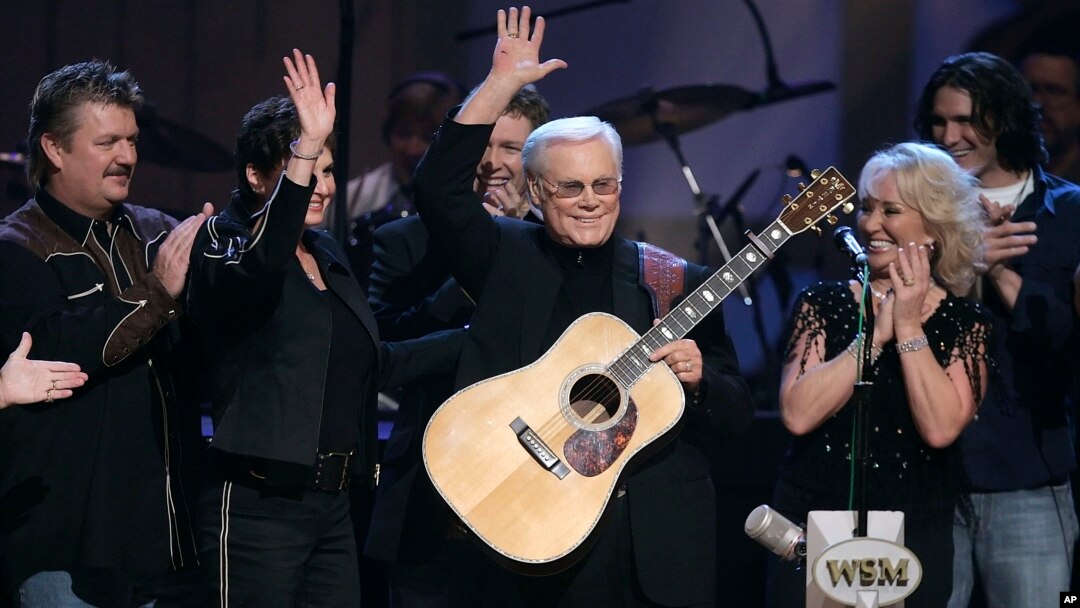 Superstar musik country George Jones (membawa gitar) menyanyikan lagu pada perayaan Ulang Tahun ke-75, 12 September 2006 (foto: dok). 