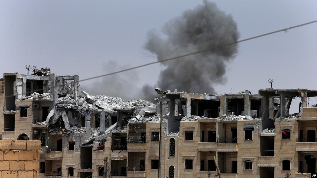 Serangan udara koalisi menghantam posisi militan ISIS di Raqqa, Suriah 17 Juli lalu (foto: dok). 