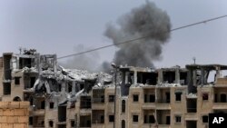 Serangan udara koalisi menghantam posisi militan ISIS di Raqqa, Suriah 17 Juli lalu (foto: dok). 