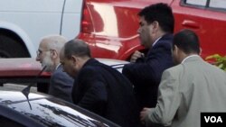 El caso de Alan Gross, detenido en Cuba, no es comparable al de los cinco espías cubanos aclaró el Departamento de Estado, que reclama la libertad del contratista estadounidense.