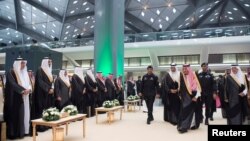 Raja Saudi Salman bin Abdulaziz (depan) hadir untuk meresmikan "Al-Haramain", kereta kecepatan tinggi antara Mekkah-Madinah, Selasa (25/9).