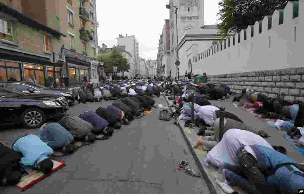 Tín đồ Hồi giáo cầu nguyện bên ngoài một đền thờ ở Paris, Pháp.