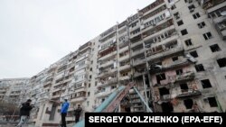 Aftermath of overnight shelling in a residential area in Kyiv on February 25, 2022. (Sergey Dolzhenko, EPA-EFE) 