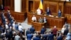 25 квітня 2019 року українські законодавці ухвалили законопроєкт щодо української мови, який передбачає обов'язкове використання державної мови в урядових установах, органах місцевого самоврядування та в інших сферах держпослуг (AP Photo/Efrem Lukatsky)