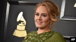 Adele ໃນພິທີມອບລາງວັນ Grammy Awards ປະຈຳປີ ຄັ້ງທີ
59 ທີ່ສູນກາງ Staples Center ໃນວັນທີ 12 ກຸມພາ 2017, ທີ່ນະຄອນ Los Angeles. 