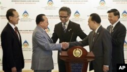 ambodia's Foreign Minister Hor Namhong, second left, shakes hands with his Thai counterpart Kasit Piromya as Indonesian Foreign Minister Marty Natalegawa, center, Singapore Foreign Minister George Yeo, left, and Laos' Foreign Minister Thongloun Sisoulith 