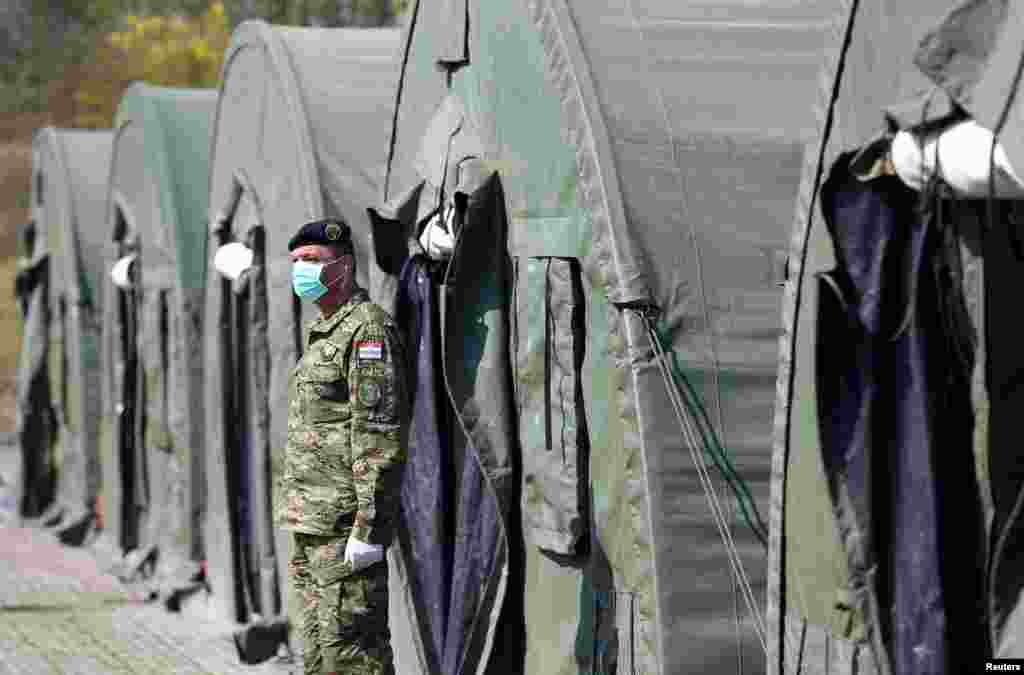 Un soldado con una máscara facial es visto afuera de una de las carpas construidas para pacientes con enfermedad por coronavirus (COVID-19) en el hospital de Dubrava en Zagreb, Croacia, el 21 de marzo de 2020.&nbsp;