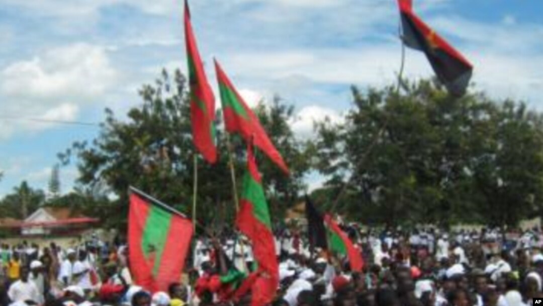 Bandeiras da UNITA e do MPLA em celebrações do Dia da Paz