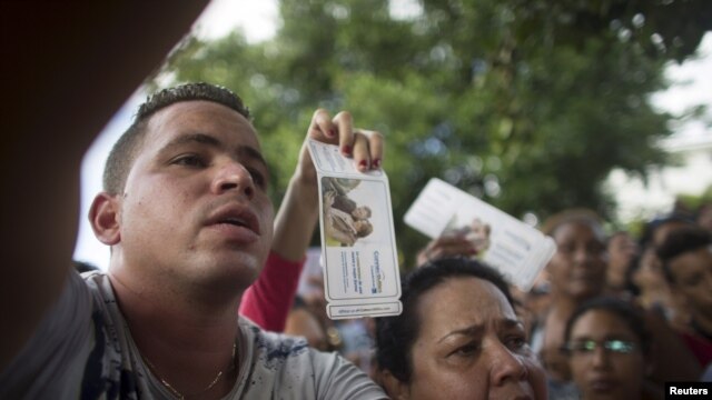 Luego del anuncio del gobierno ecuatoriano decenas de cubanos salieron a las calles en La Habana en protesta por la decisión.