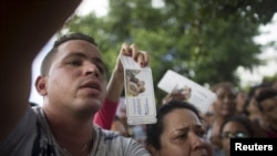 Luego del anuncio del gobierno ecuatoriano decenas de cubanos salieron a las calles en La Habana en protesta por la decisión.