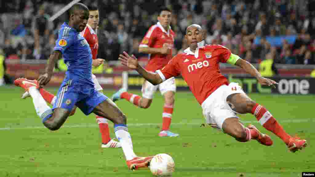 Chelsea's Ramires attempts to score past Benfica's Luisao (R) during their Europa League final soccer match at the Amsterdam Arena May 15, 2013.