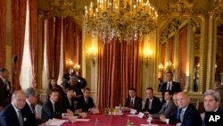 Amerika Dışişleri Bakanı John Kerry, İngiltere Dışişleri Bakanı William Hague ve Fransa Dışişleri Bakanı Laurent Fabius Paris'te biraraya geldi