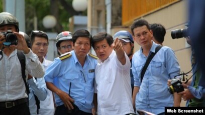 Ông Đoàn Ngọc Hải, Chủ tịch UBND Quận 1 (áo trắng), trong một đợt chỉ đạo lập lại trật tự lề đường.