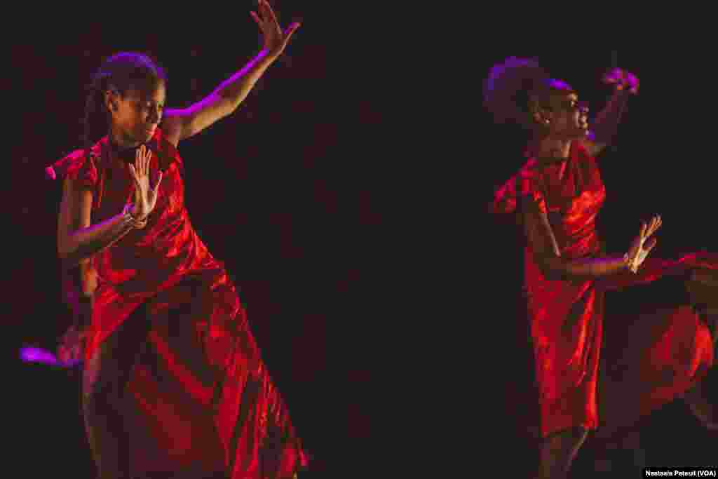 Des jeunes danseuses sont sur scène avec KanKouran West African Danse Company, à Washington D.C., le 4 juin 2017. (VOA/Nastasia Peteuil)