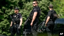 FILE - Secret Service agents stands on the North Lawn of the White House in Washington.