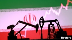 이란 국기를 배경으로 시추 장비와 주가 그래프가 표시되어 있다.